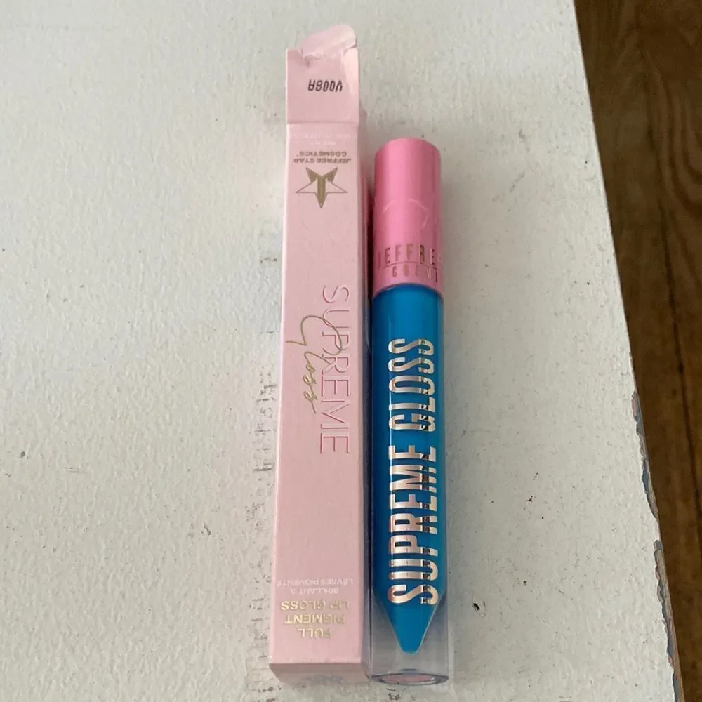 Jeffree Star introducing supreme